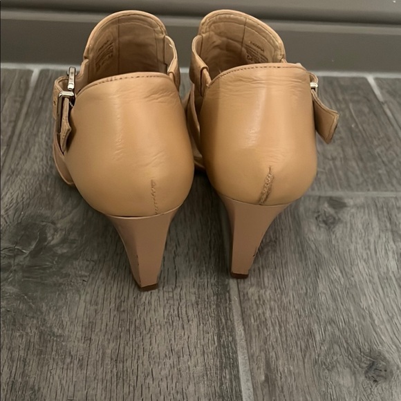 Nurture by Lamaze Tan heels  with Adjustable Strap size 6 1/2 - Picture 5 of 12